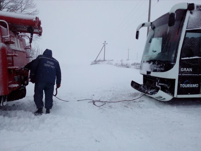 Одеську трасу замело снігом. Фото: dsns.gov.ua