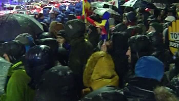 В Бухаресте десятки тысяч людей вышли на протест. Фото: romaniatv.net