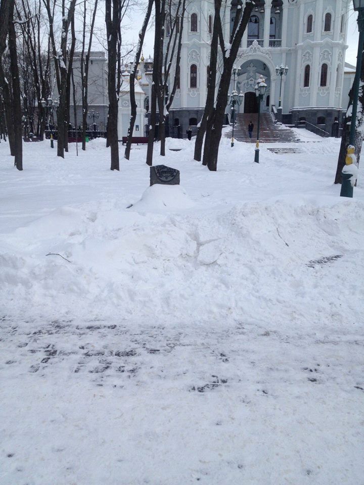 Неизвестные разбили верхнюю половину памятника. Фото: facebook.com/police.kharkov