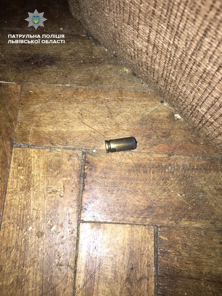 У Львові в під'їзді будинку стріляв чоловік. Фото: facebook.com/lvivpolice