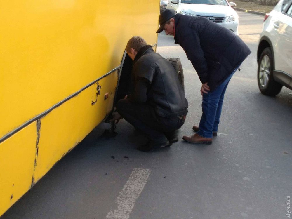 У одеській маршрутки відвалились колеса. Фото: dumskaya.net