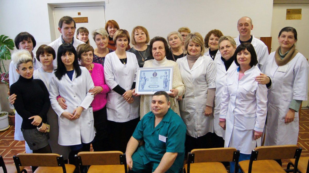 В Запорожье врач установила рекорд. Фото: facebook.com/NacionalnyjReestrRekordov