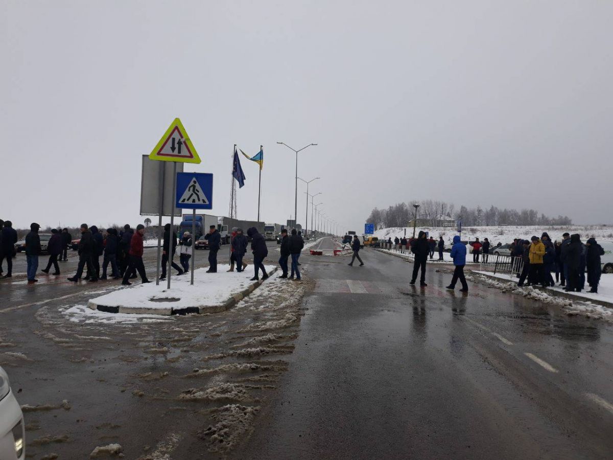 Они протестовали против изменения правил ввоза товаров в Украину, которые вступили в силу 1 января. Фото: mvs.gov.ua