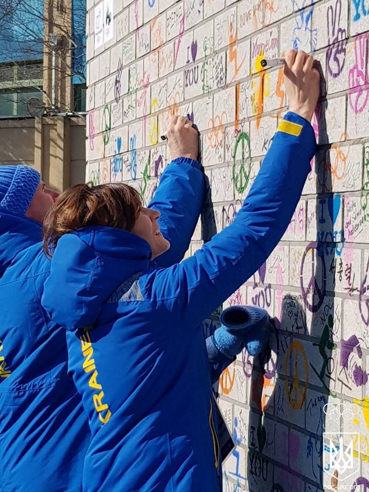 В Олимпийской деревне подняли украинский флаг. Фото: facebook.com/olympicu