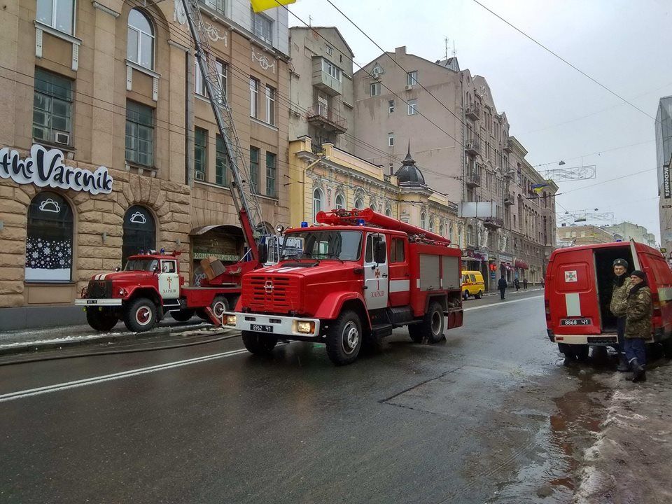 Руководитель ликвидации пожара принял решение о вызове дополнительных сил. Фото: facebook.com/MNSKHAR