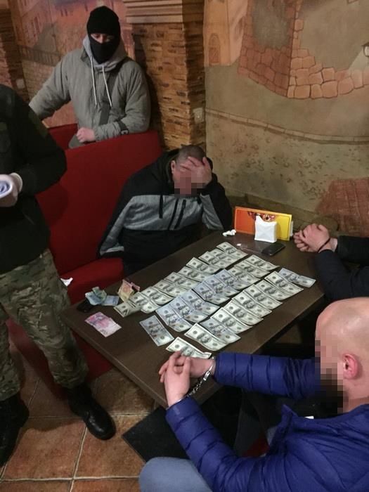 СБУшника затримали в момент отримання чергового хабара. Фото: facebоok.com/SecurSerU