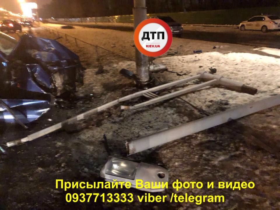 Автомобиль влетел в столб. Фото:dtp.kiev.ua