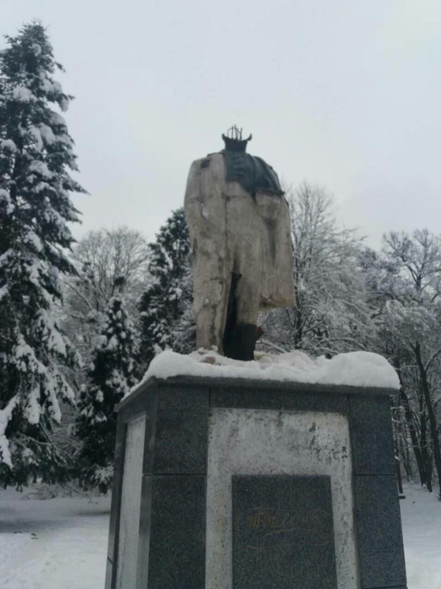Полицейские не обнаружили отбитую голову.