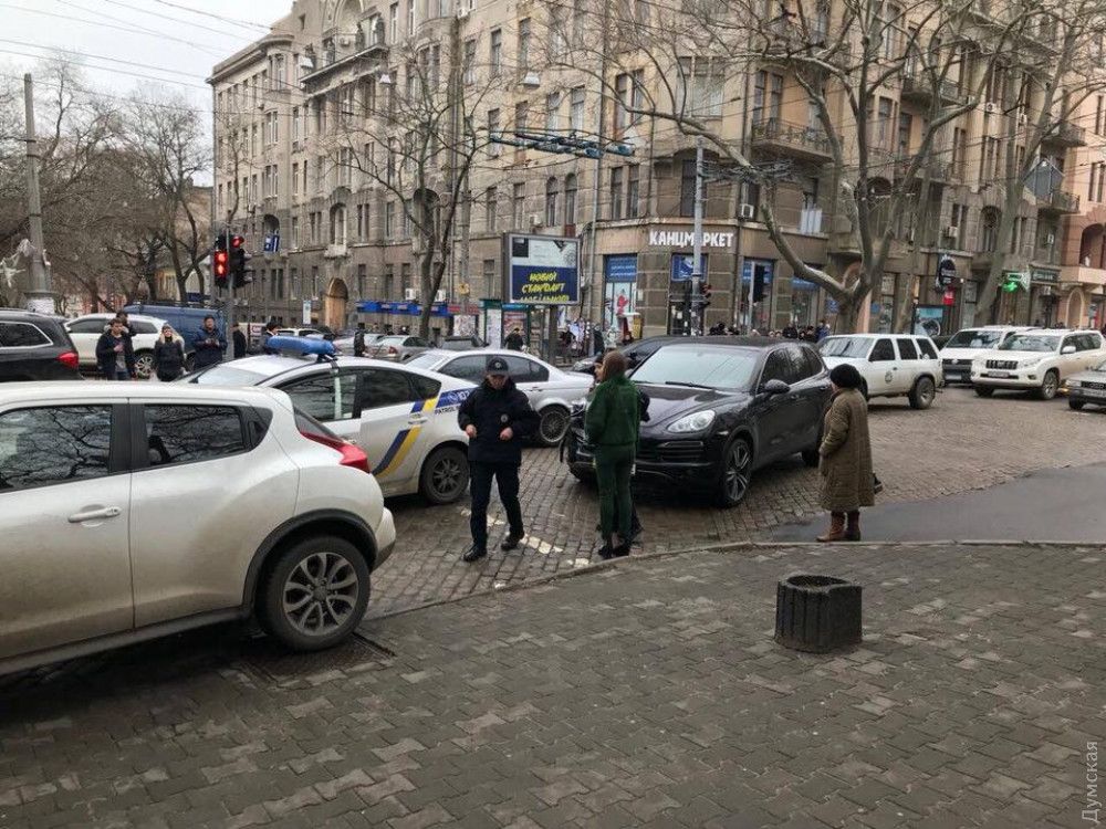 В Одессе столкнулись Porsche  и патрульный автомобиль. Фото: Ксения Терзи/dumskaya.net