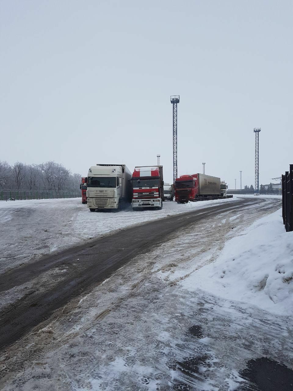 Огромная очередь из грузовиков образовалась на украинско-российской границе в Харьковской области. Фото: dpsu.gov.ua