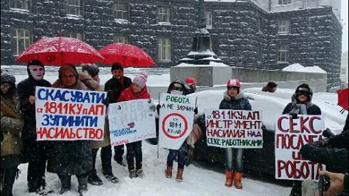 Ударники секс-индустрии прошлись под Администрацией президента. Фото: strana.ua
