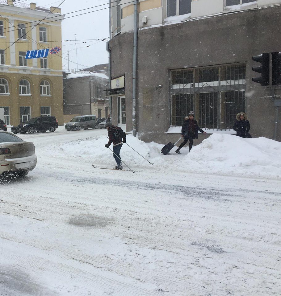 У Харкові екстремал став на лижі прямо посеред вулиці. Фото: glavnoe.ua