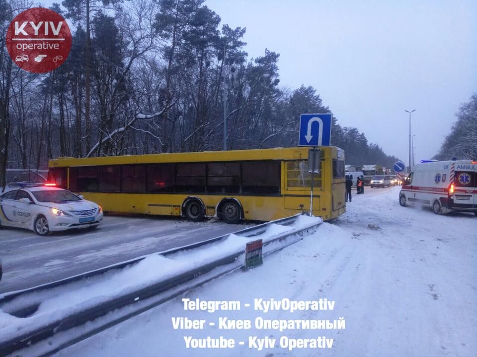 ДТП на Житомирском шоссе. Фото: facebook.com/KyivOperativ