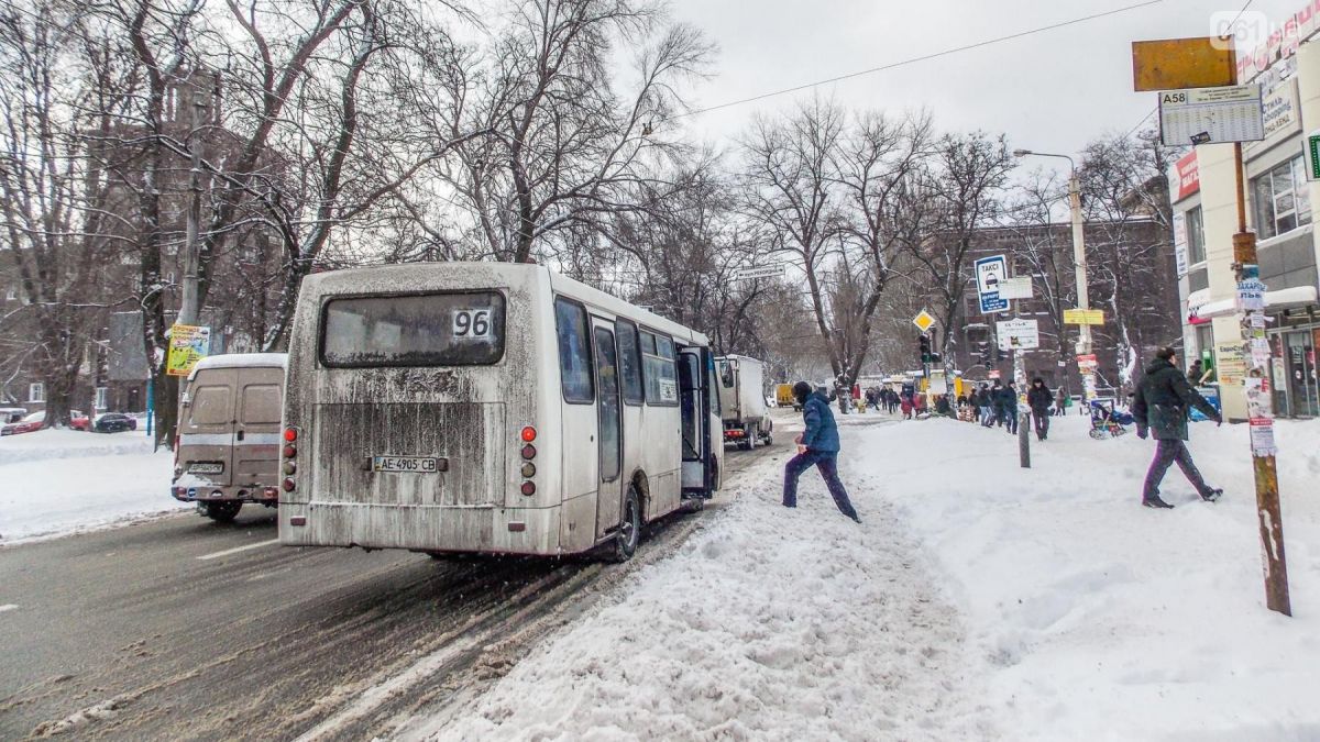 У Запоріжжі людям доводилося заходити в маршрутки через замети. facebook.com/bus.zp.ua/