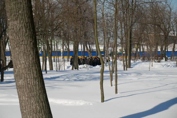 Под судом собрались подозрительные молодые люди спортивного телосложения. Фото: pravda.com.ua