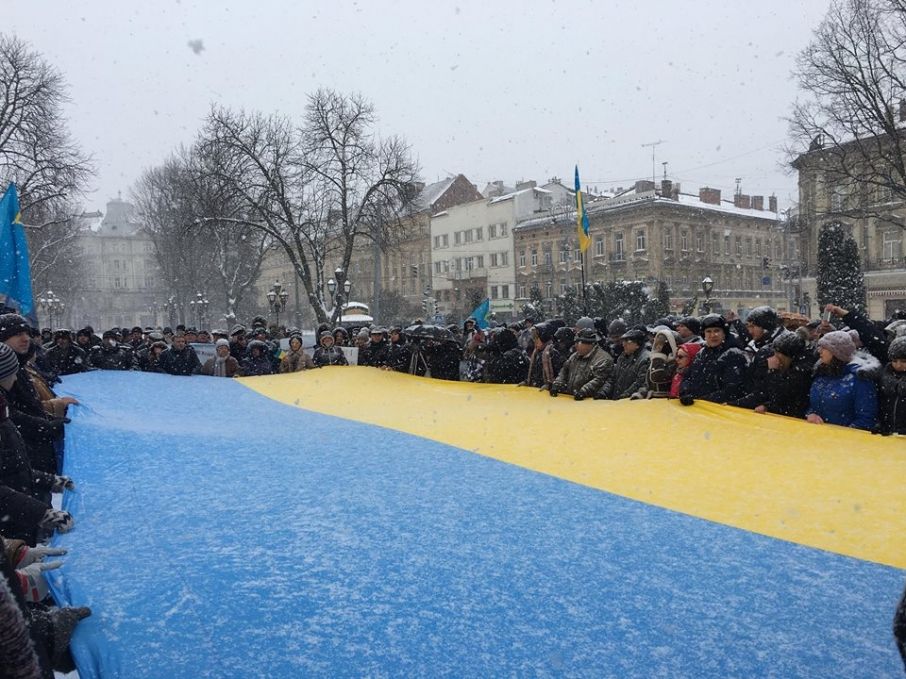 Також учасники мітингу тримали державні прапори. Фото: ЛОДА