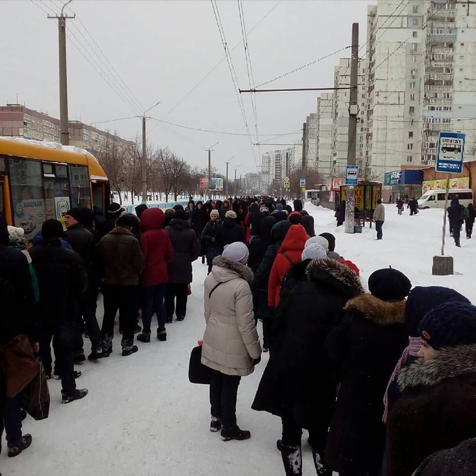 На остановках общественного транспорта города образовались огромные очереди. Фото: Facebооk/Владимир Буга