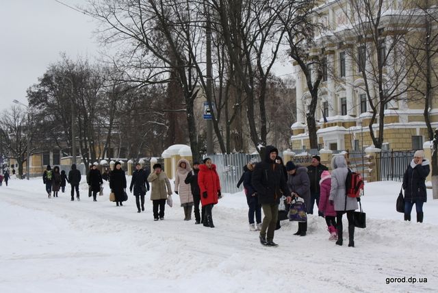Многие горожане опоздали на работу, потому что транспорт не вышел на маршруты. 