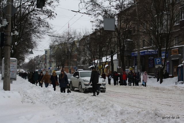 Жители города пешком добирались на работу.