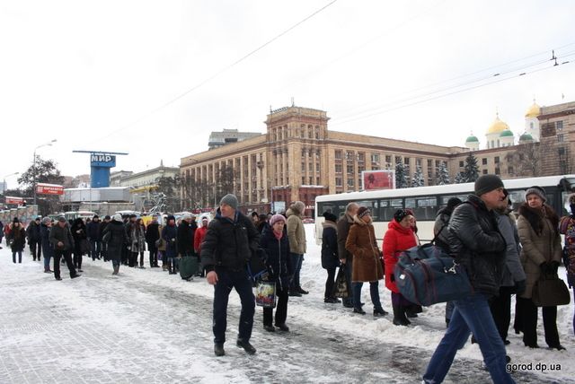 Тротуары в Днипре замело, не ходит общественный транспорт.