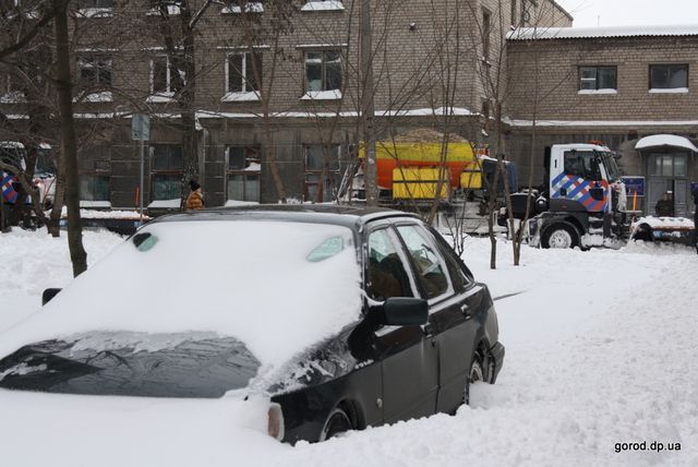 В 8-9 утра пешеходов намного больше чем автомобилей, водители еще только откапывают и выталкивают свои машины. Добраться до работы вовремя повезло только счастливчикам.