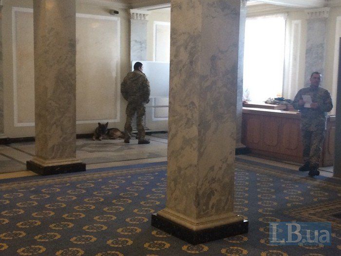 Кинологи проверили здание парламента перед пленарной неделей