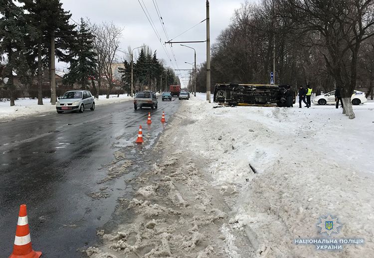 У Запоріжжі перекинулася маршрутка з пасажирами. Фото: zp.npu.gov.ua