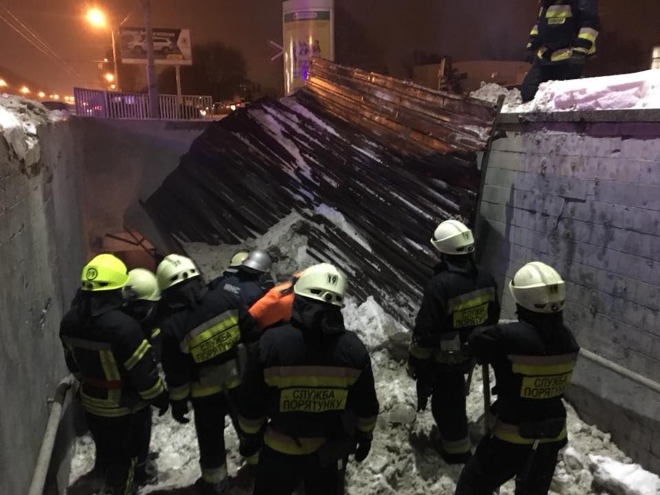 Обрушилася металевий дах над входом у підземний пішохідний перехід. Фото: dp.dsns.gоv.ua