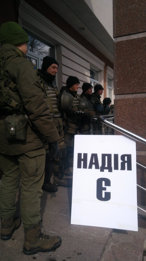 Охрану учреждения усилили. Фото: twitter Komarisha