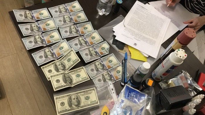 CБУ задержала подозреваемых в организации схемы изготовления фиктивных документов. Фото: СБУ