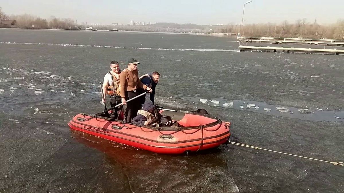 Рятувальники доправили рибака на берег. Фото: Держнс в Києві