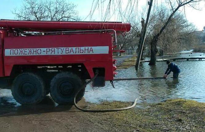 Из-за повреждения дамбы десять приусадебных участков населенного пункта оказались под угрозой подтопления. Фото: volyn.dsns.gov.ua