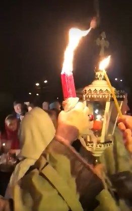 Благодатный огонь в Украину доставила делегация Киевского патриархата. Фото: facebook Ілона Крутенчук-Камінська