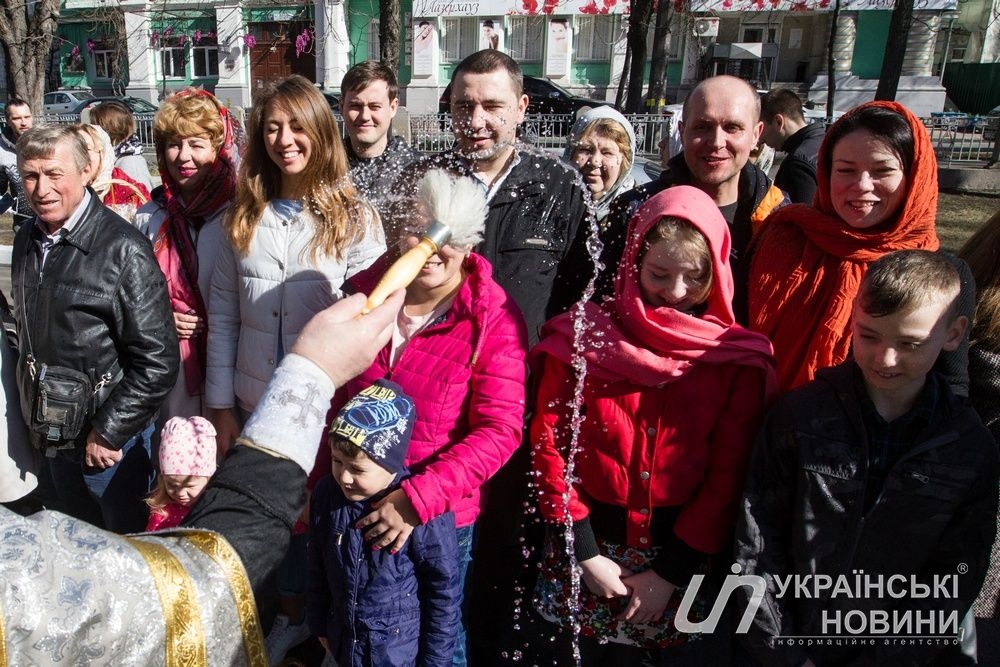 По всей Украине сегодня святили паски.