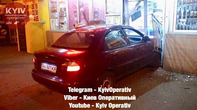 В Киеве таксист заехал в магазин на автомобиле.