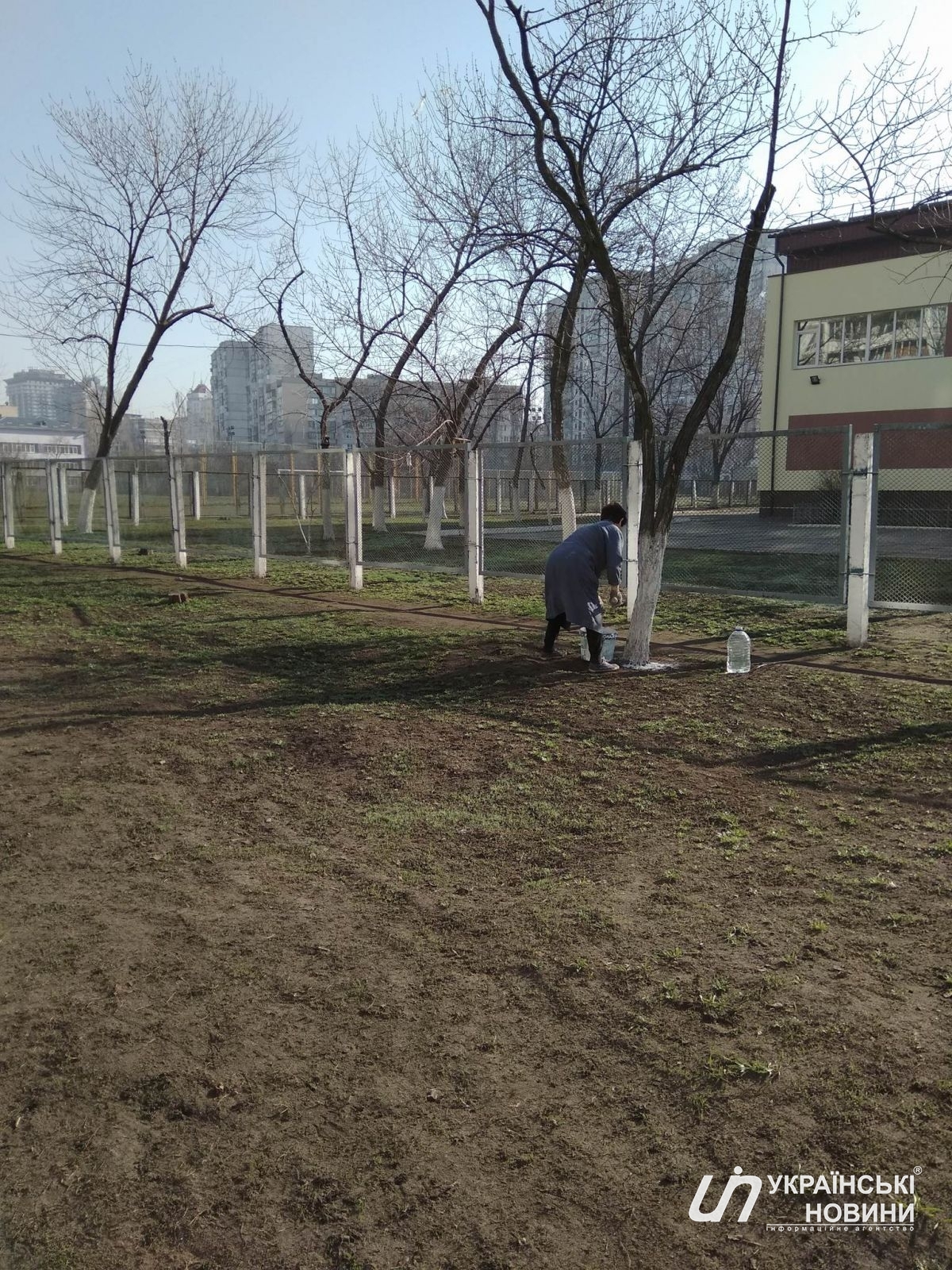 Сегодня возле школы на Оболони уже с самого утра начали 