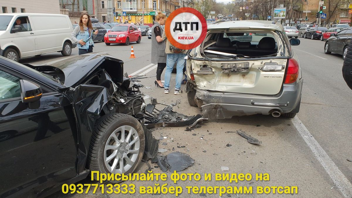 В Киеве пьяный водитель разбил 4 авто. Фото: dtp.kiev.ua