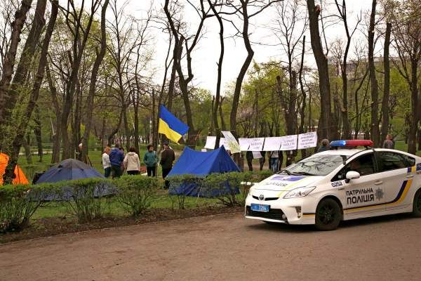 Активисты защищают сквер Яланского от вырубки деревьев. Фото: mig.com.ua