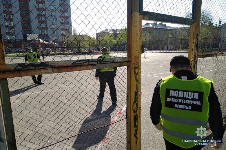 На спортивному майданчику прогримів вибух. Фото: ГУ НП у Києві