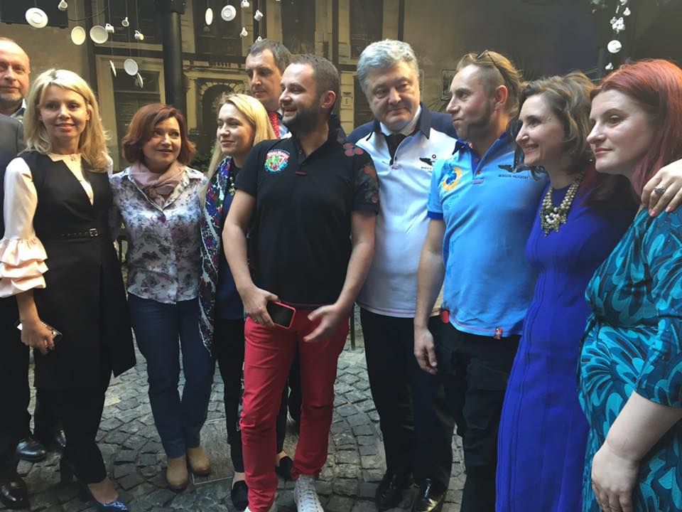 Порошенко відвідав кав'ярню у Львові Фото: Facebook/Мар'яна Савка