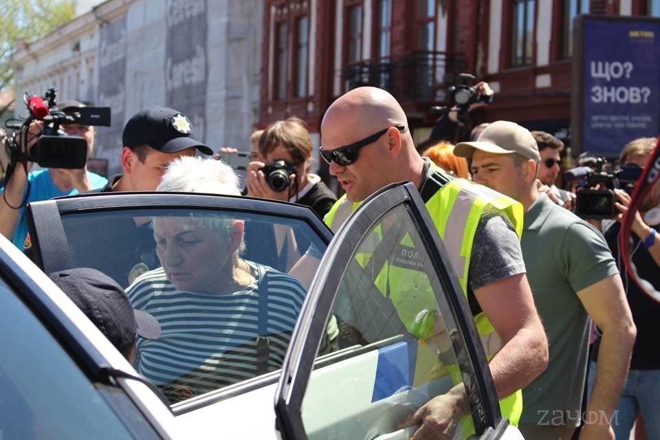 В Одессе пожилая женщина устроила драку. Фото: zachem.com.ua