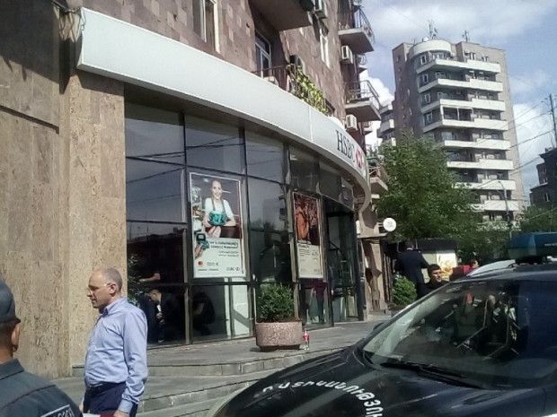 Мужчина ворвался в банк, ранил двух сотрудников службы охраны. Фото: news.am