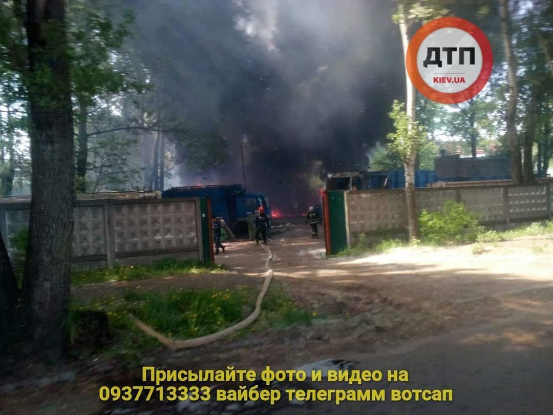Загорелись и легковые и грузовые автомобили. Фото: facebоok.com/dtp.kiev.ua