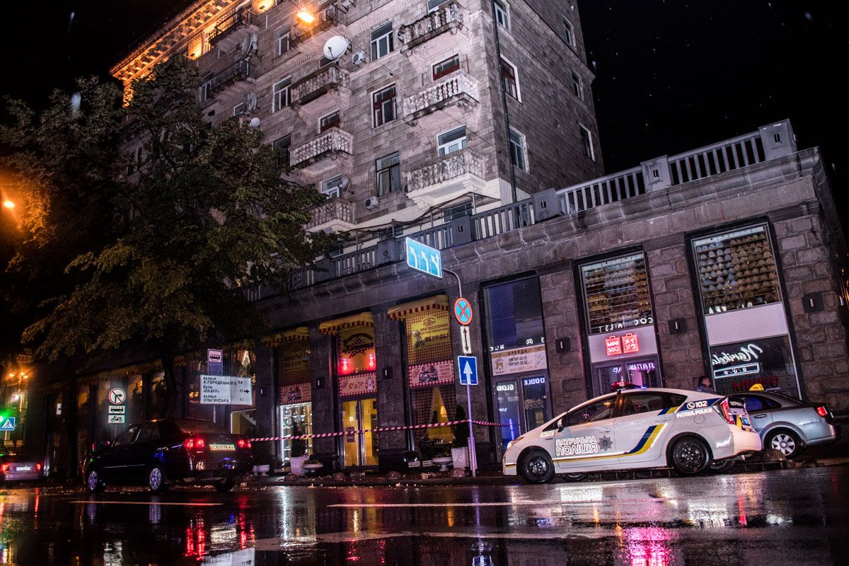 У центрі Києва обвалився балкон. Фото: 