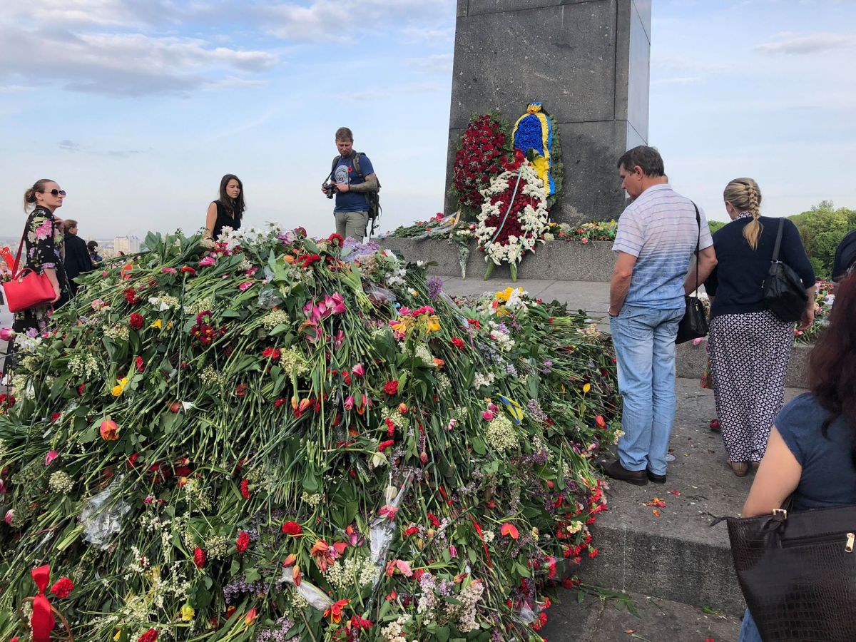 Біля Вічного вогню в Києві зібралося величезна кількість квітів. Фото: strana.ua