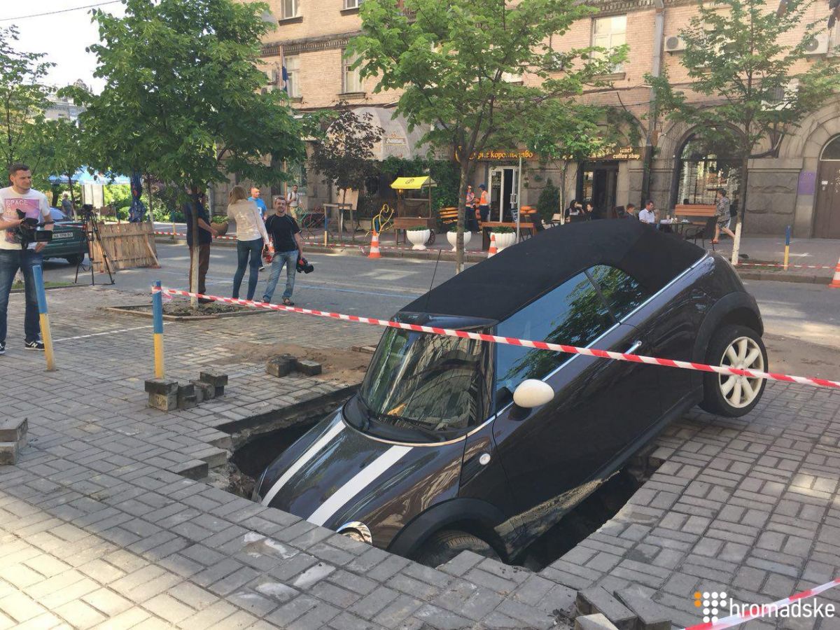 Автомобиль иностранца провалился под землю в центре Киева. 