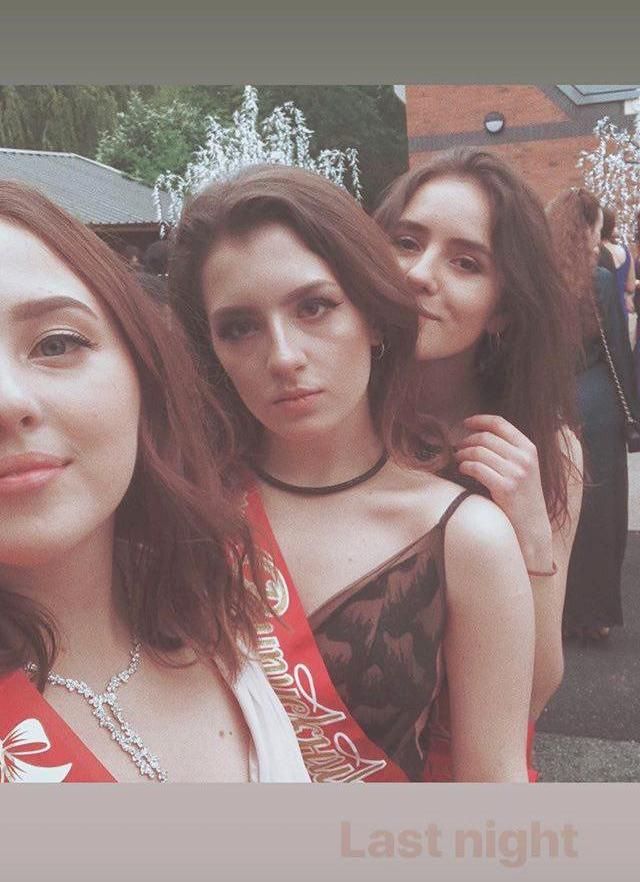 Женя Порошенко (по середине) на выпускном, фото: instagram.com

