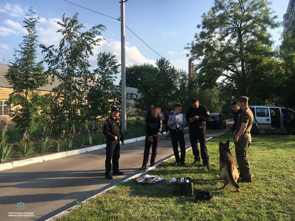 У мужчины в пакете была взрывчатка. Фото: www.facebооk.com/cherkasypatrulpolice