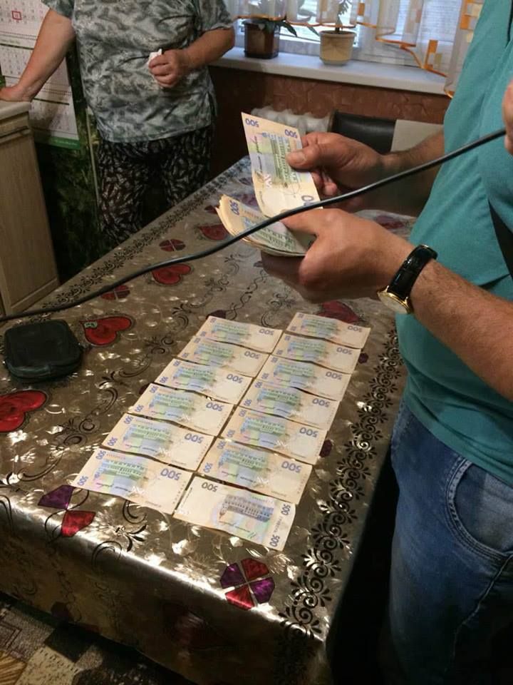 Чиновников задержали на 