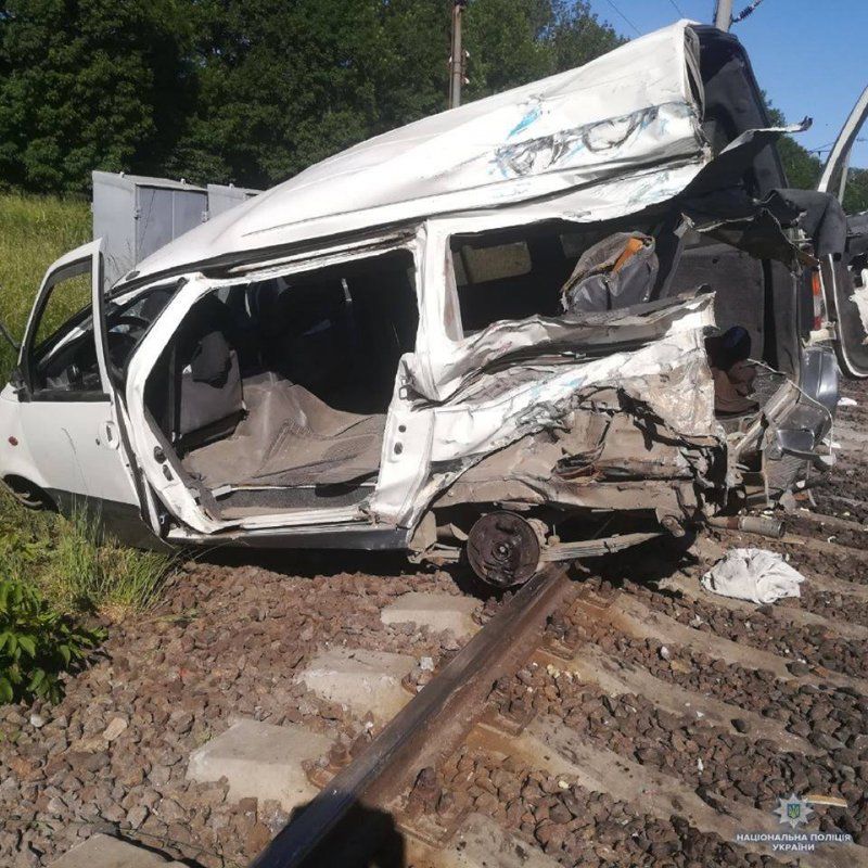 Поезд наехал на микроавтобус в Одесской области. Фото: Нацполиция